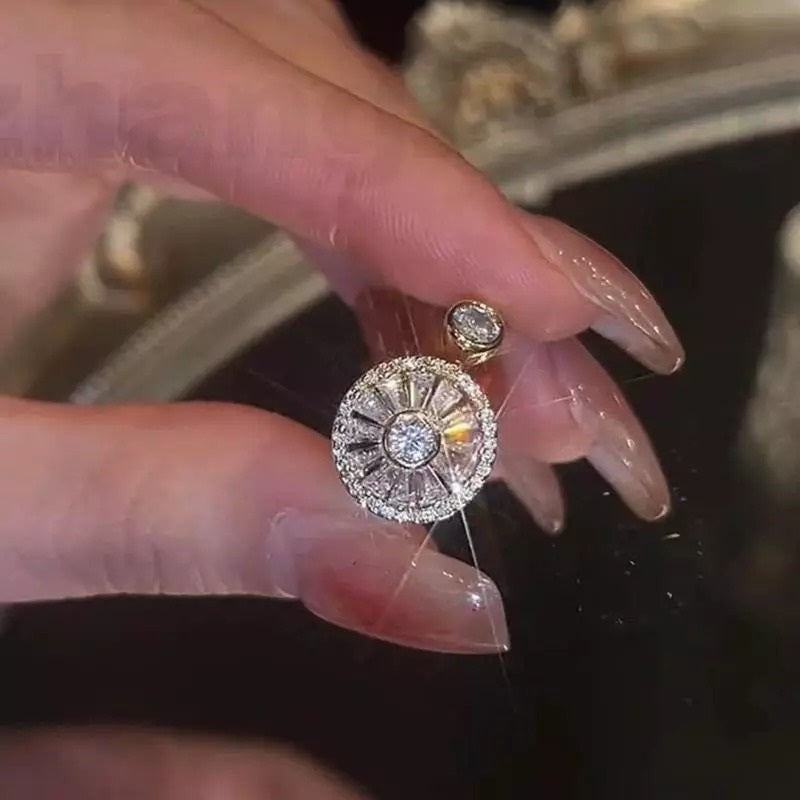 Radiant Daisy Flower Spinning Ring with floral design, 18K gold plated brass and zircon accents.