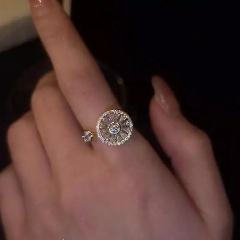 Radiant Daisy Flower Spinning Ring with floral design, 18K gold plated brass and zircon accents.