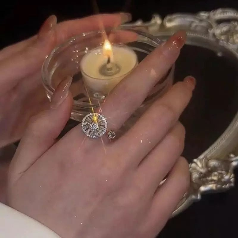 Radiant Daisy Flower Spinning Ring with floral design, 18K gold plated brass and zircon accents.