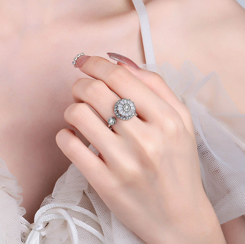 Radiant Daisy Flower Spinning Ring with floral design, 18K gold plated brass and zircon accents.