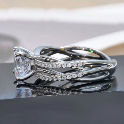 Pure 925 silver ring with zircon accents on display – handcrafted jewelry by the Best Jewelry Store Online in Pakistan