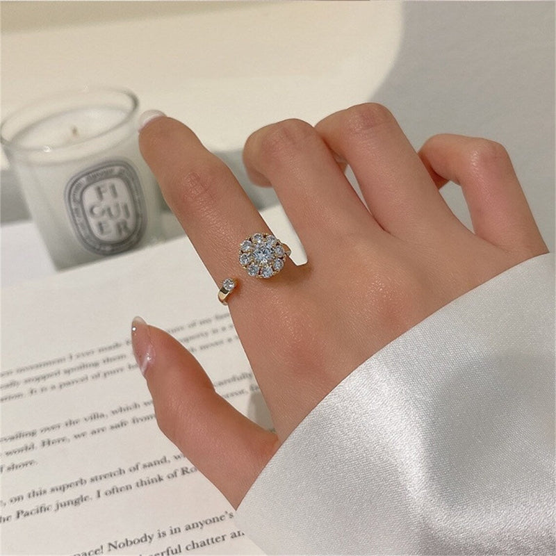Close-up of Zircon Spinning Ring with intricate floral pattern – Shop now from the Best Jewelry Store Online in Pakistan.
