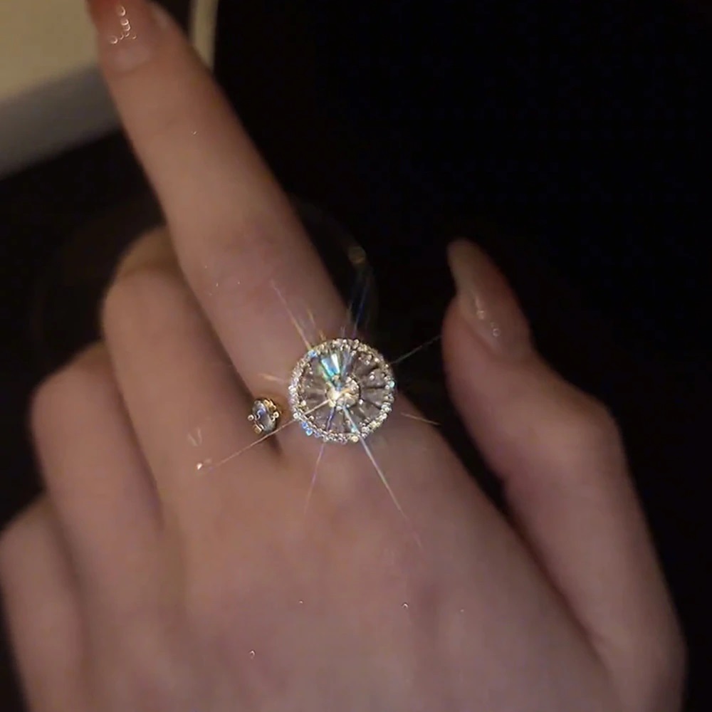 Luxury crystal daisy spinner ring for women perfect gift jewelry with shiny diamond accents Pakistan