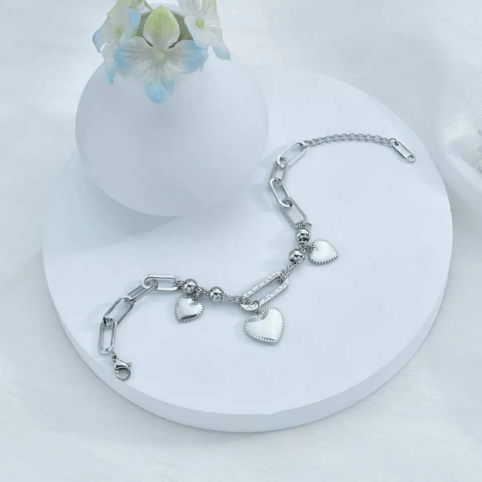 Close-up heart charm chain bracelet Pakistan stylish fashion accessory